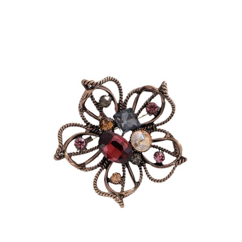 Vintage Flower Brooch Pin With Zinc Alloy Design For Elegant Ladies Accessories
