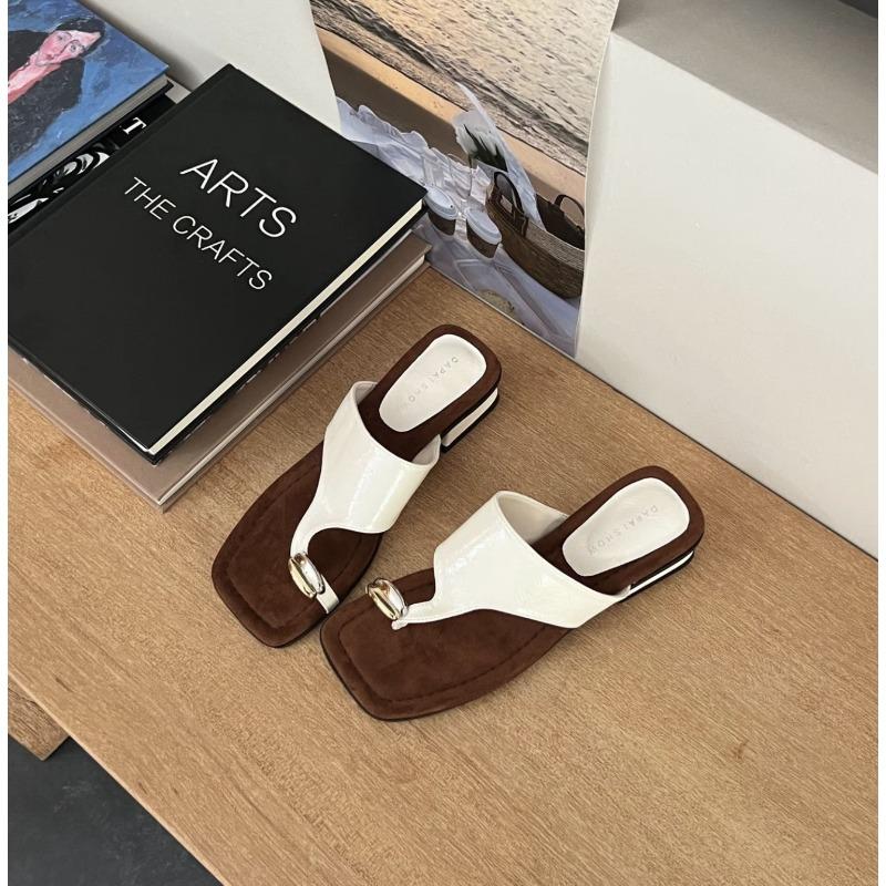 Sommer-French-Toe-Flip-Flops für Damen Sommer-Außenbekleidung Neujahr neue flache weichsohlige Urlaubs-Kühl-Slipper