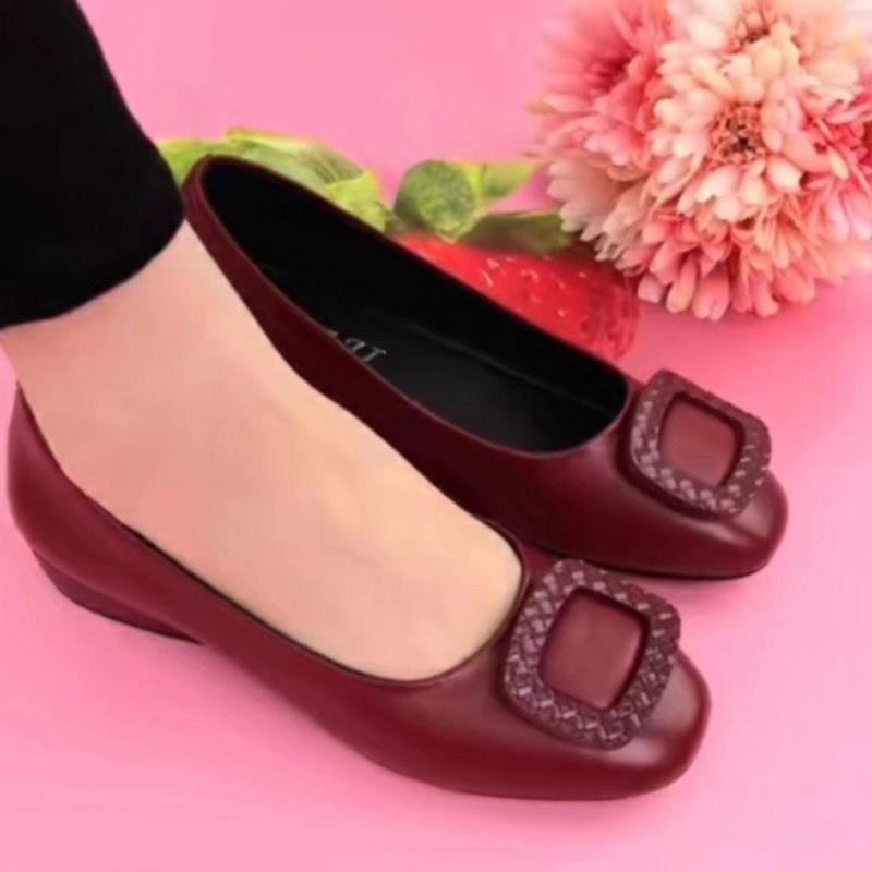 

Мягкие кожаные туфли женские 2025 года новые мягкие кожаные туфли с мягкой подошвой светло-красные шапочки с одной педалью большого размера с круглым носком туфли для мам 35 бордовый