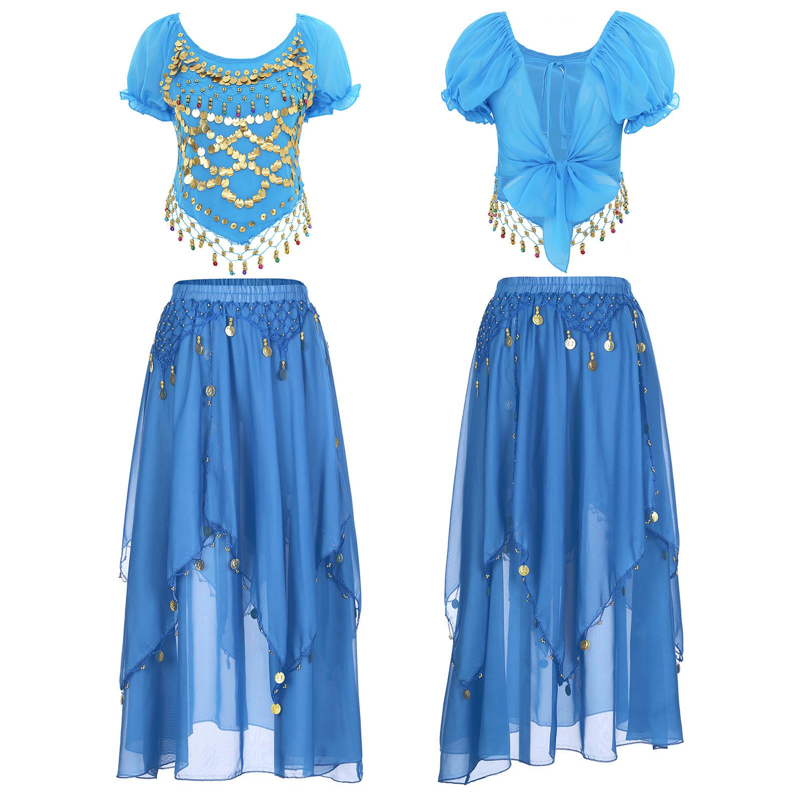 

Жіноча танцівниця живота, маскарадний костюм, укорочений топ зі спідницею, виступ на сцені для латиноамериканських танців небо синє кольору