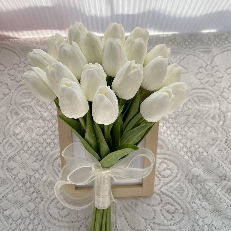 Hochzeitsstrauß im koreanischen Stil: Künstliche Tulpenblumen für die Braut, Ideal für Hochzeitsdekoration & Fotos.