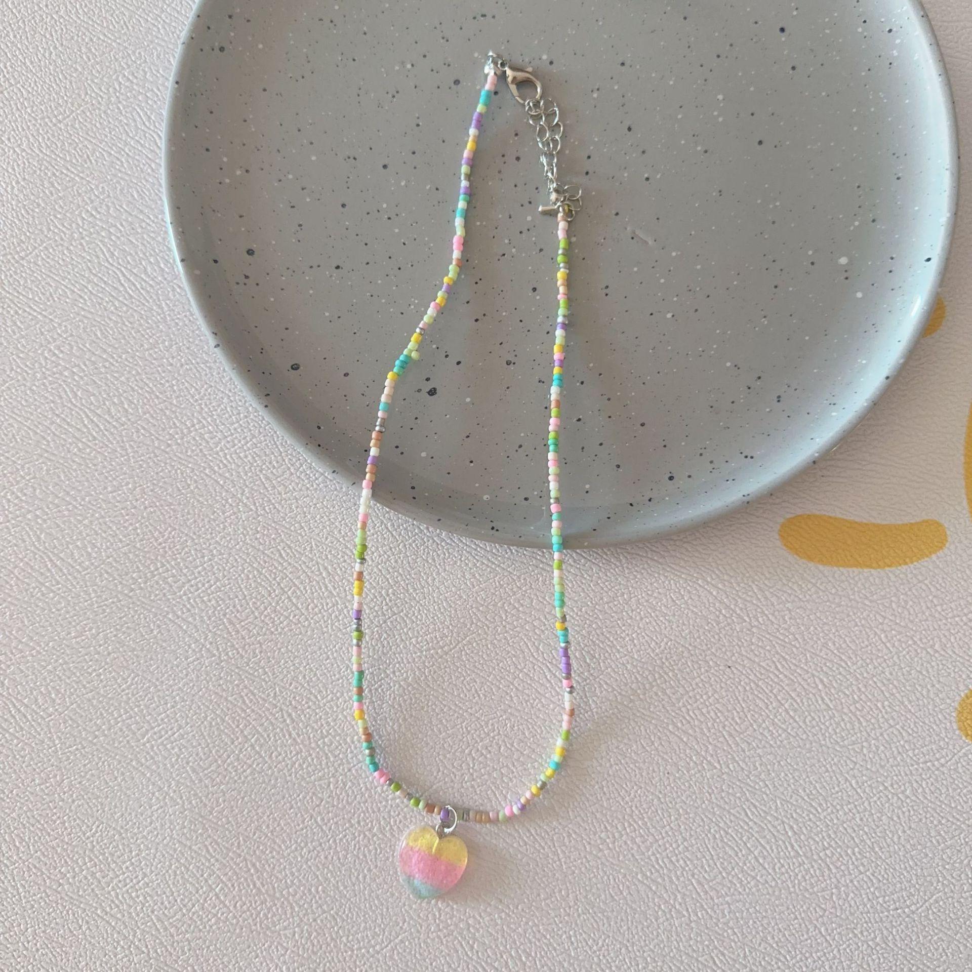 

Милое и стильное ожерелье с разноцветным бисером и подвеской в виде мороженого – милый, прочный и универсальный аксессуар для ключицы для женщин.