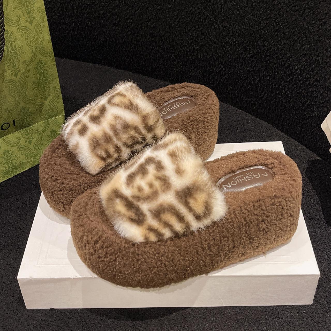 

Пушистые шлепанцы на толстой подошве с леопардовым принтом, модные в сети, для осени и зимы, для улицы, увеличивающие рост, на мягкой подошве, нескользящие, хлопковые 40