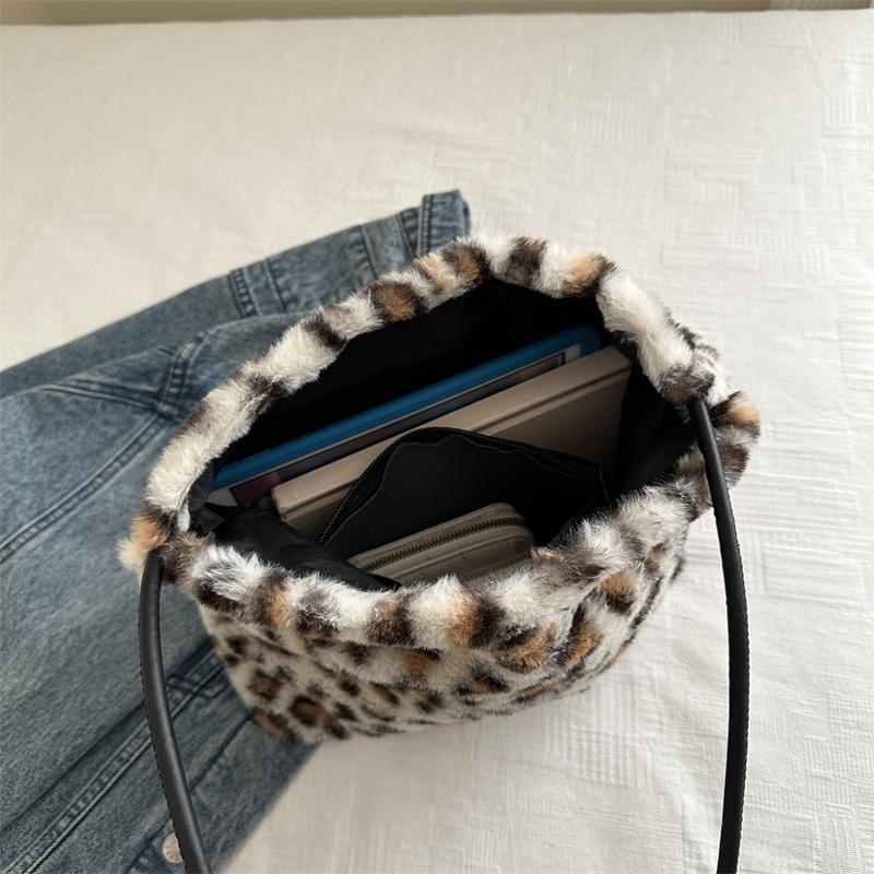 Autumn and Winter Plush Bag Women's 2025 New Fashion Niche Leopard Print Shoulder Bag Large Capacity Messenger Dumpling Bag