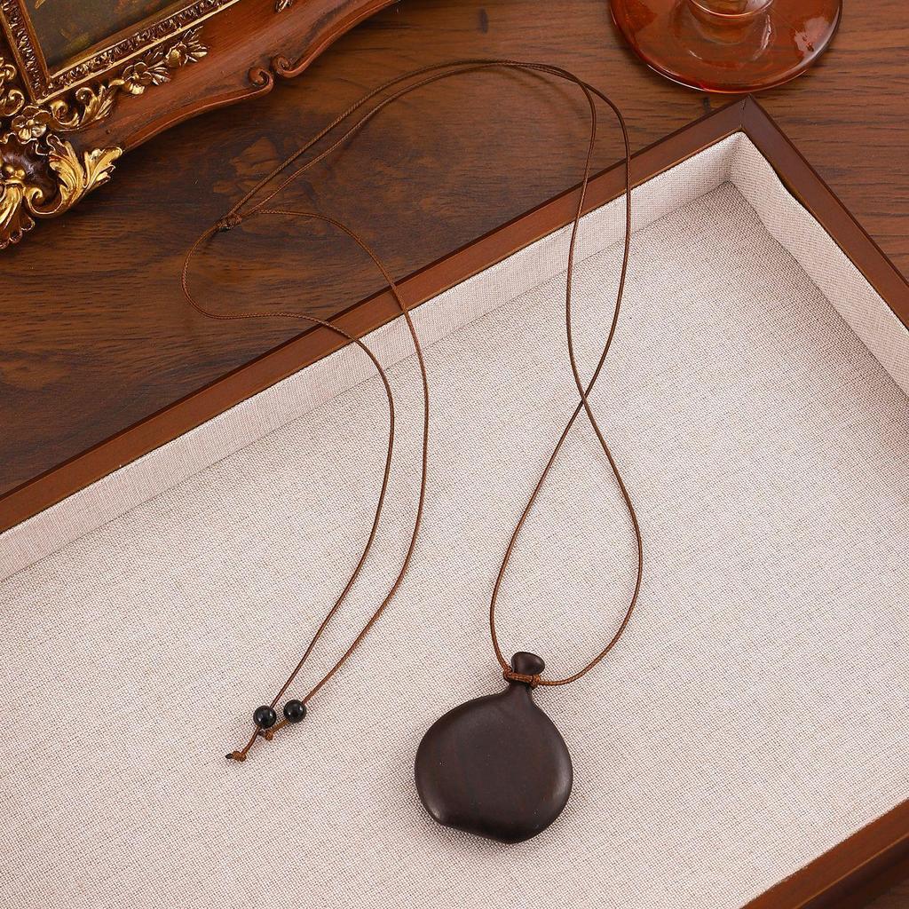 Korean Blogger 2025 Bestseller: Adjustable Black Rope Pendant Necklace - Casual Versatile Fashion Accessory.