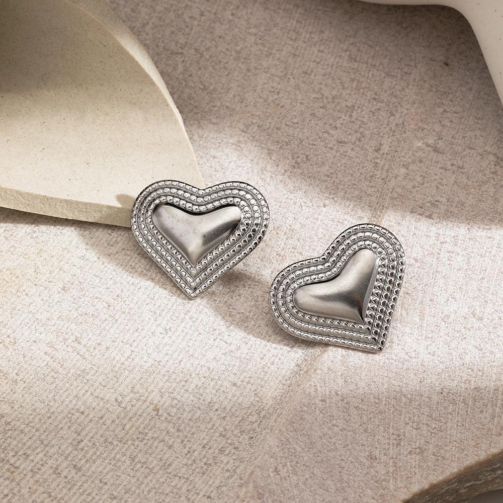 

French Retro 18K Gold Plated Stainless Steel Heart Earrings - Non-fading, Fashionable, Heart-shaped Titanium Steel Studs for Women.