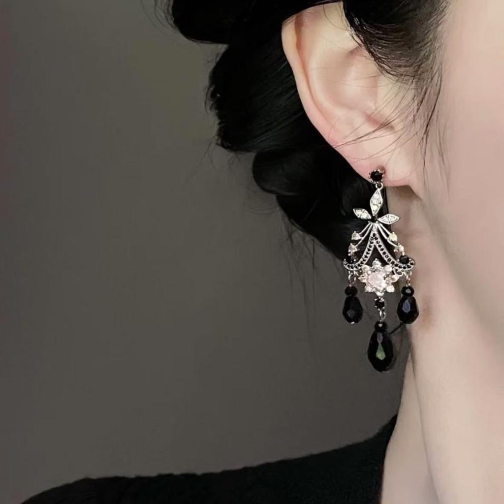 Cool Temperament Niche Design High-end Earrings Exquisite Retro Versatile Atmosphere Personality Sweet Cool Earrings