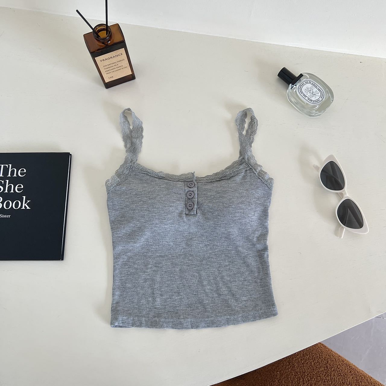 

Рубчатый топ на бретельках, кружевной укороченный топ с лямкой на шее, женские летние майки на пуговицах с открытой спиной, модный вязаный топ, женский укороченный жилет без рукавов One Size: серый