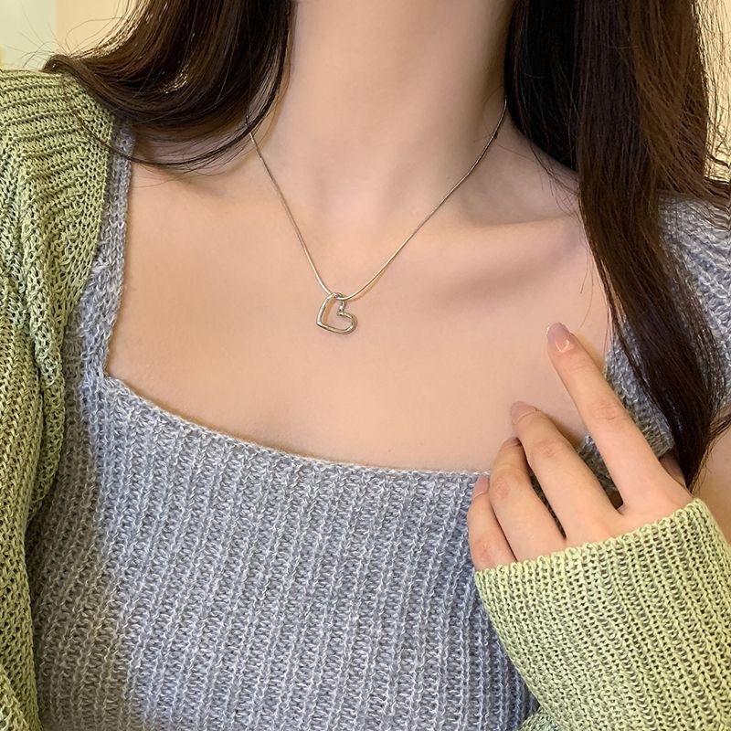 Hollow peach heart necklace female tide sweet spice girl student simple collarbone chain niche design feeling neck chain sweet