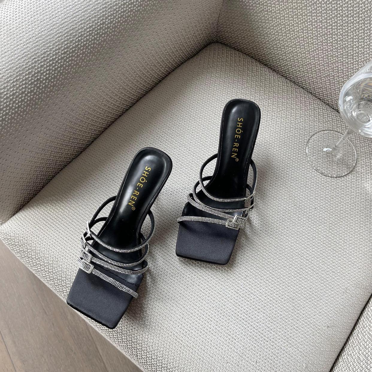 

мода Узкие летние шлепанцы со стразами и цепочкой на тонком каблуке, черные, белые, розовые, неглубокие, без застежек, модные туфли 5.5 чёрный