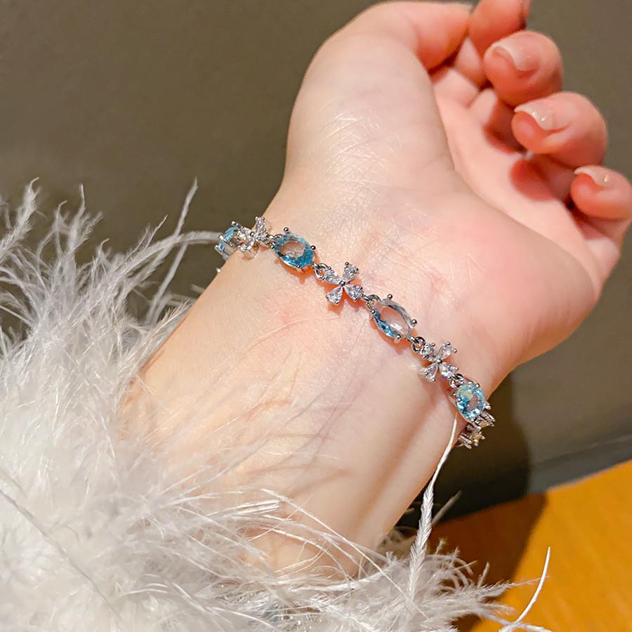 

Fresh Style Butterfly Zirconia Ladies Wristband For Daily Fashion Silver Oval