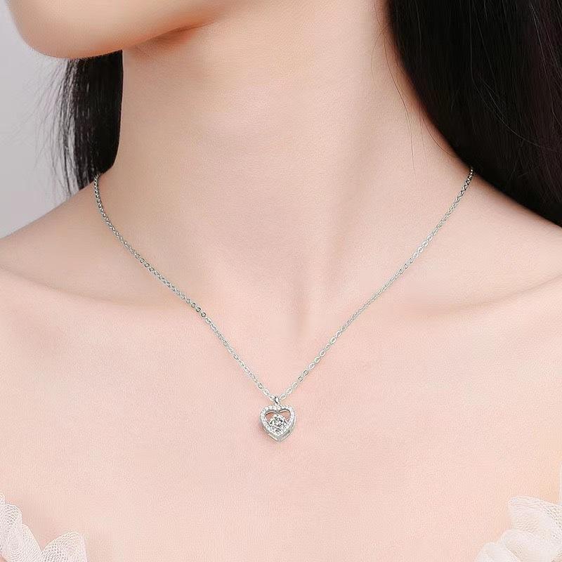 Korean Version of Beating Heart-warming Necklace for Women with Niche Design Simple and Versatile Love Pendant Necklace