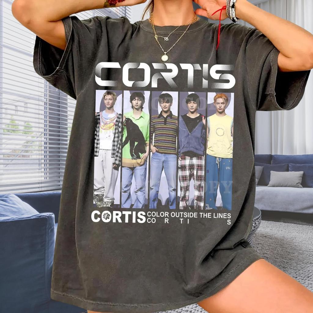 CORTIS Camicia Ispirata al Vintage, Comfort Colors 1717 Maglietta Grafica, T-shirt Unisex Uomo Ispirata al Retro K-Pop, Cotone Lavato Regalo per Fan, Maglietta Streetwear