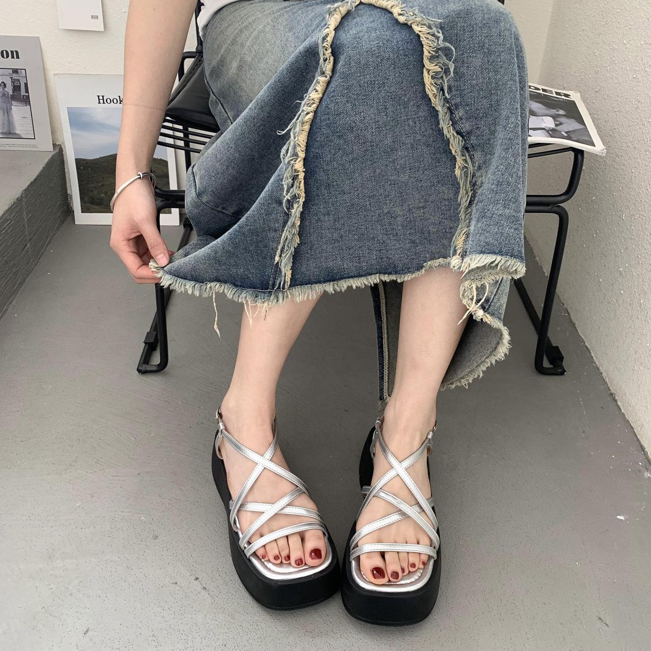 

Сандалии в римском стиле на толстой подошве, женские, новые, летние, в стиле знаменитости из Интернета, универсальные, на плоской подошве, увеличивающие рост, модные, сандалии-бублики 35 серебряный