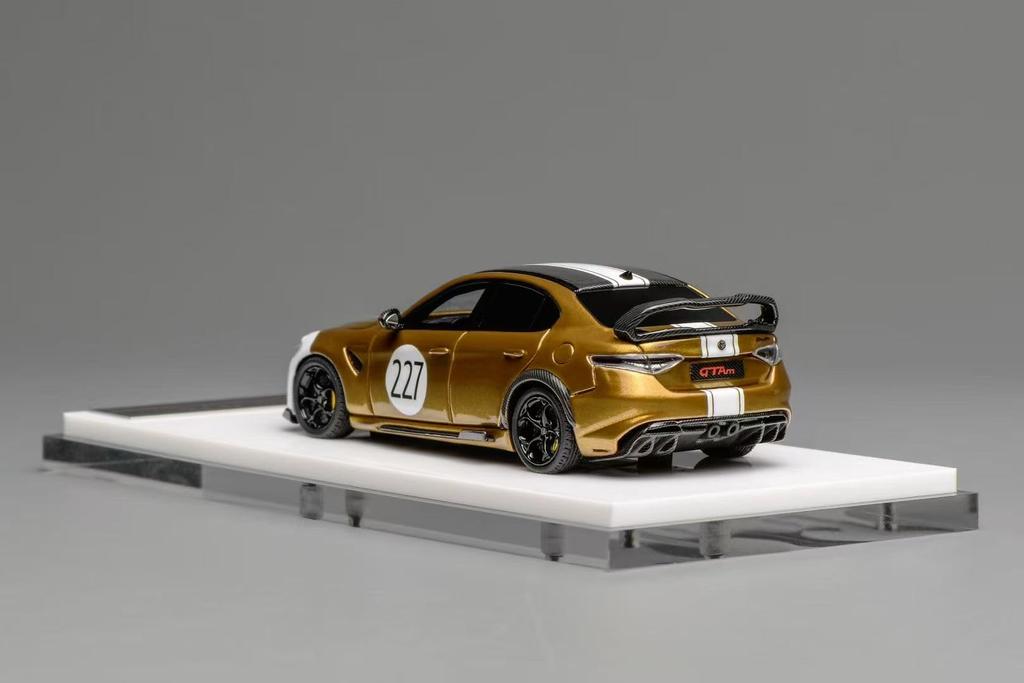 FREESTYLE MOTORHELIX Alfa Romeo Giulia GTAm Ocra GT Gold Finished Model MH64009OG 1/64