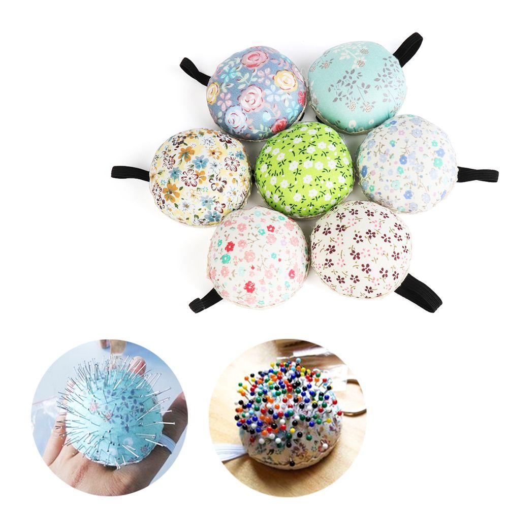 1Pc Nette Ball-Geformt Taste Lagerung Werkzeug Floral Nähen Pin Kissen Nadel Halter Handgelenk Gurt