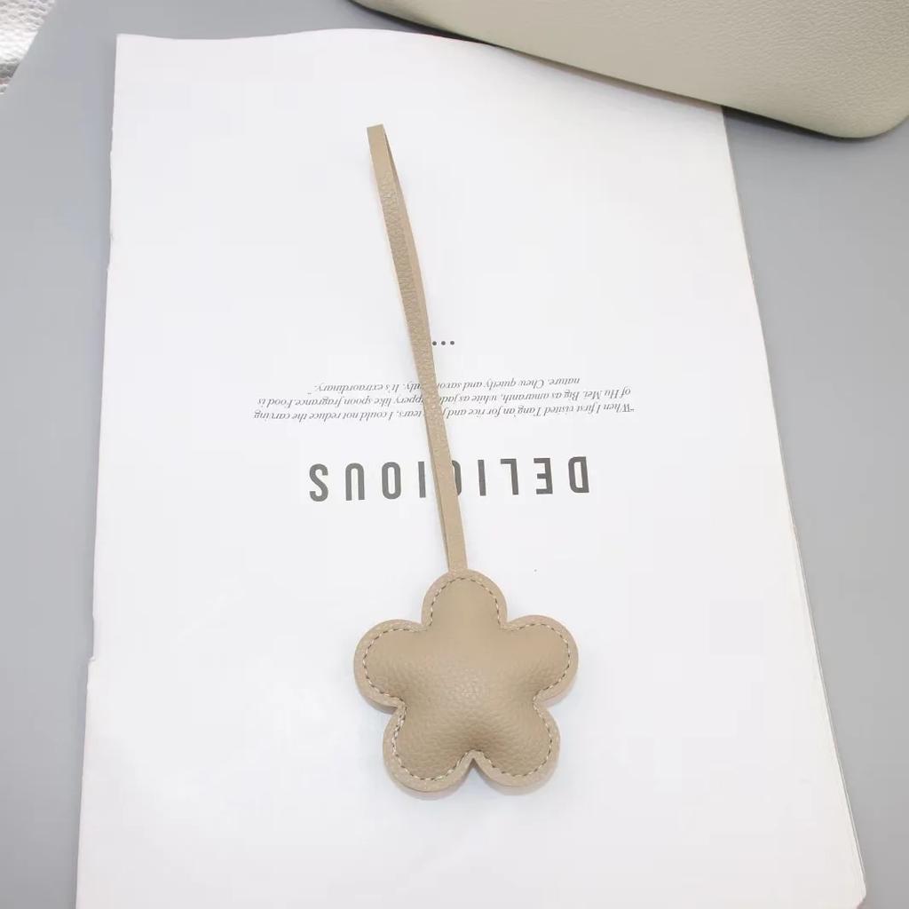 New Leather Fashion Flower Bag Exquisite Pendant Simple Flower Hand Rope Car Pendant Cute Key Lanyard Jewelry Wholesale