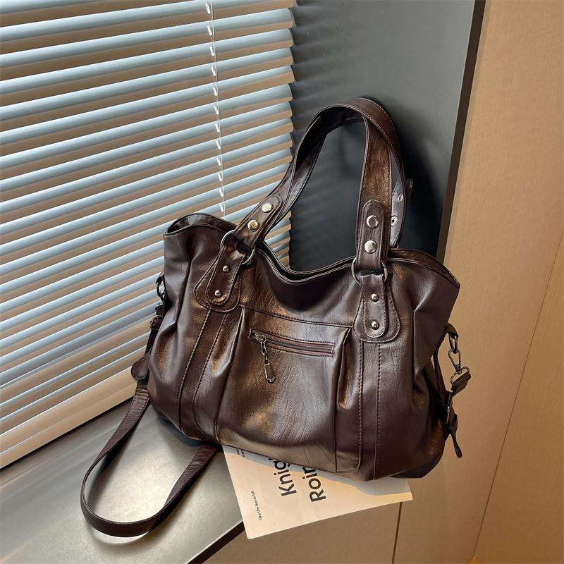 Borsa a Spalla Hobo Morbida in PU Sgualcita con Tracolla Regolabile e Borchie Metalliche Borsa a Mano Casual da Spalla per Donna