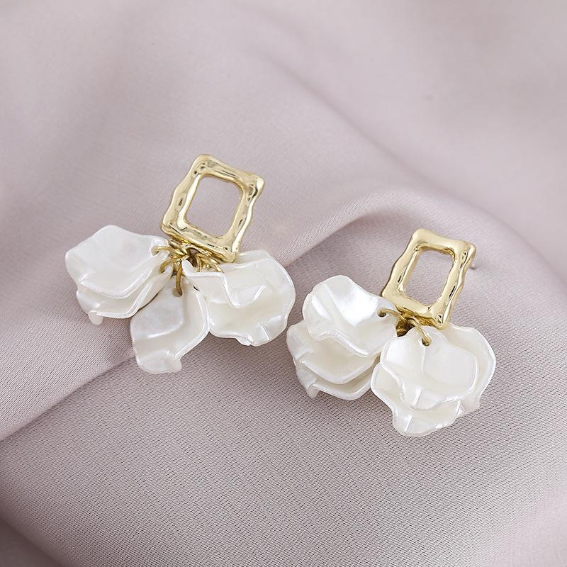 Irregular White Petal Flower Stud Earrings - Fashionable & Versatile Women's Jewelry