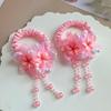 Attache-cheveux Douce Forme Fleur en Organza Corde à Cheveux avec Pompons en Peluche Décor Perles Imitation Bande Haute Élastique Support Chignon Accessoires pour Cheveux