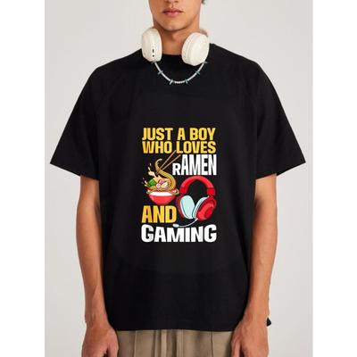 Weißes Crewneck-T-Shirt Nur ein Junge, der Ramen und Gaming liebt, mit Grafik einer Schüssel Ramen und Kopfhörern für Freizeitkleidung und Gaming-Events