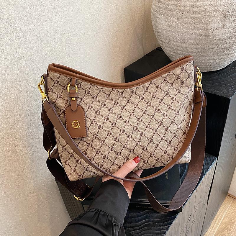 Large-capacity bag women's autumn and winter retro new casual commuter underarm shoulder bag versatile tote bag trendy girl