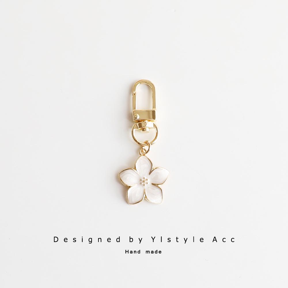 

Очаровательный брелок-подвеска ручной работы в виде белого цветка груши с масляной эмалью