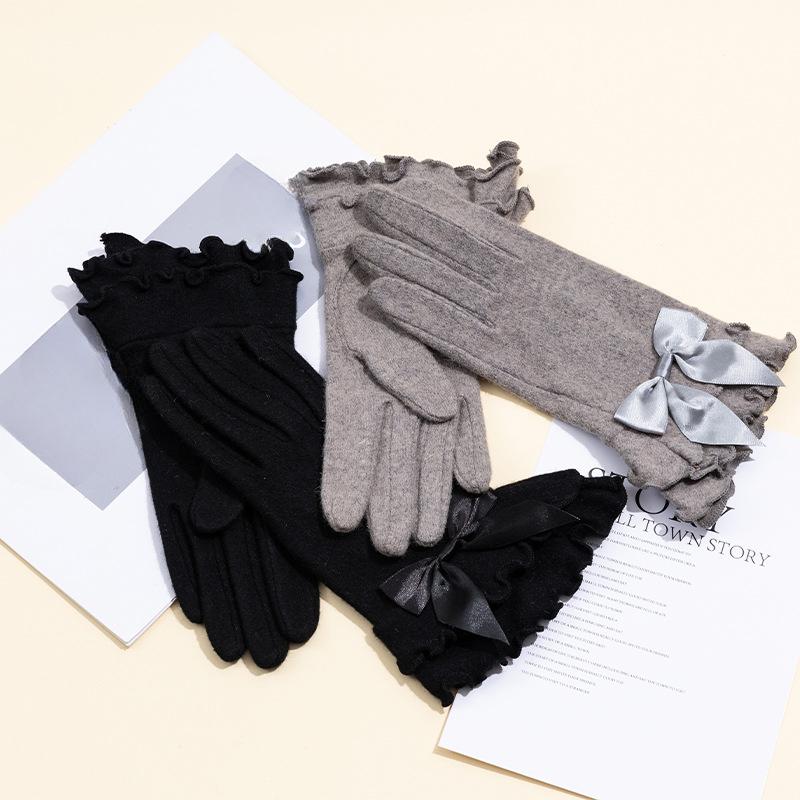 This Is A Cute and Sweet Style of Woolen and Yangni Women's Bow Gloves A Fashionable Outfit That Pairs Well with Full Finger Gloves