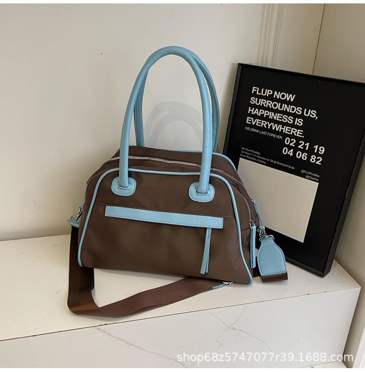 

Korean version of fashionable niche short-distance travel tote bag 2025 new nylon cloth casual simple large-capacity shoulder bag темно-коричневого