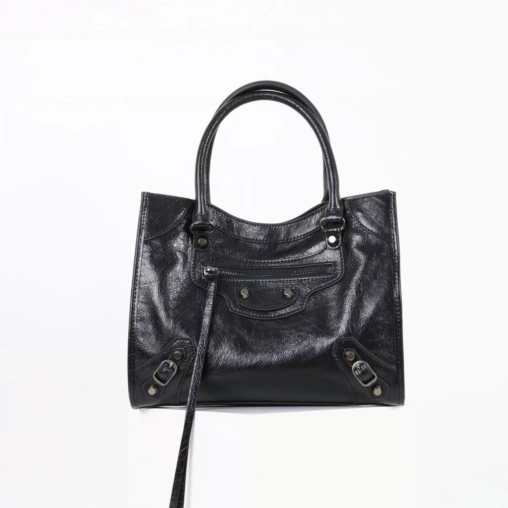 2025 New Fashionable Style Top Layer Cowhide Casual Rivet Niche Korean Version Crossbody Bag High-end Feeling Motorcycle