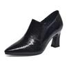 Mode 2024 Neue spitze Pumps mit tiefem Ausschnitt Frühling/Sommer/Herbst Europäischer und amerikanischer Stil Schlankmachende Arbeitsschuhe