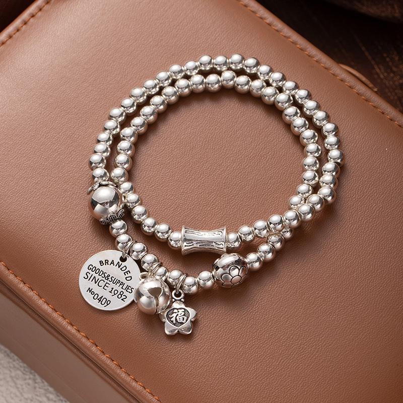 Náramek s dvoukruhovým střapcem z imitace stříbrných korálků s barevnou stálostí a skrytým stříbrným přívěskem Maneki Neko