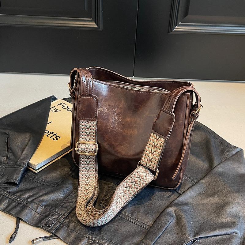 Today's Popular Bags Women's New Autumn and Winter Retro Wide Shoulder Straps Messenger Bags Versatile Bucket Bags