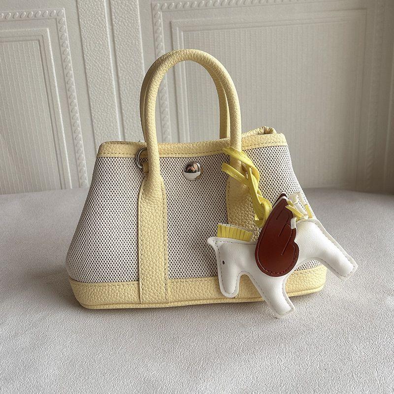 

Мини Сумка-Сад для Женщин 2025 Новое Поступление Модная Универсальная Маленькая Сумка Цвета Панды с Текстурой Личи Сумка на Плечо Кроссбоди Spell Milton Yellow 19cm(Gift Box + Pony)