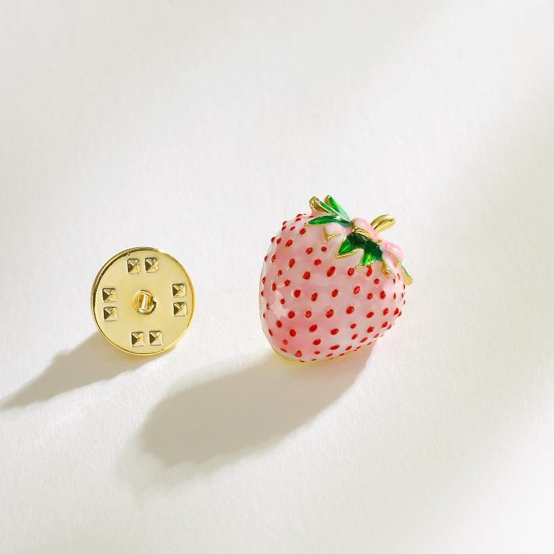 Fashionable and Exquisite Strawberry Brooch, High-end Women's Light Luxury High-end Brooch, Individual and Elegant Brooch