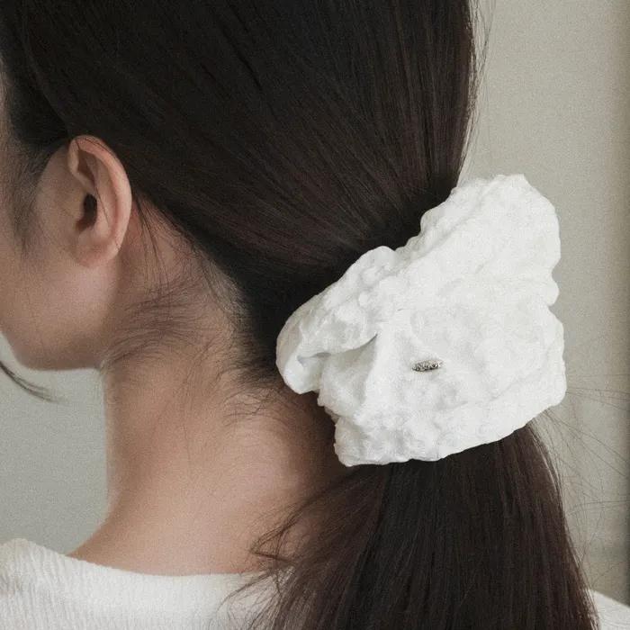 EMBOSSED FLOWER VOLUME SCRUNCHIE_2COLOR