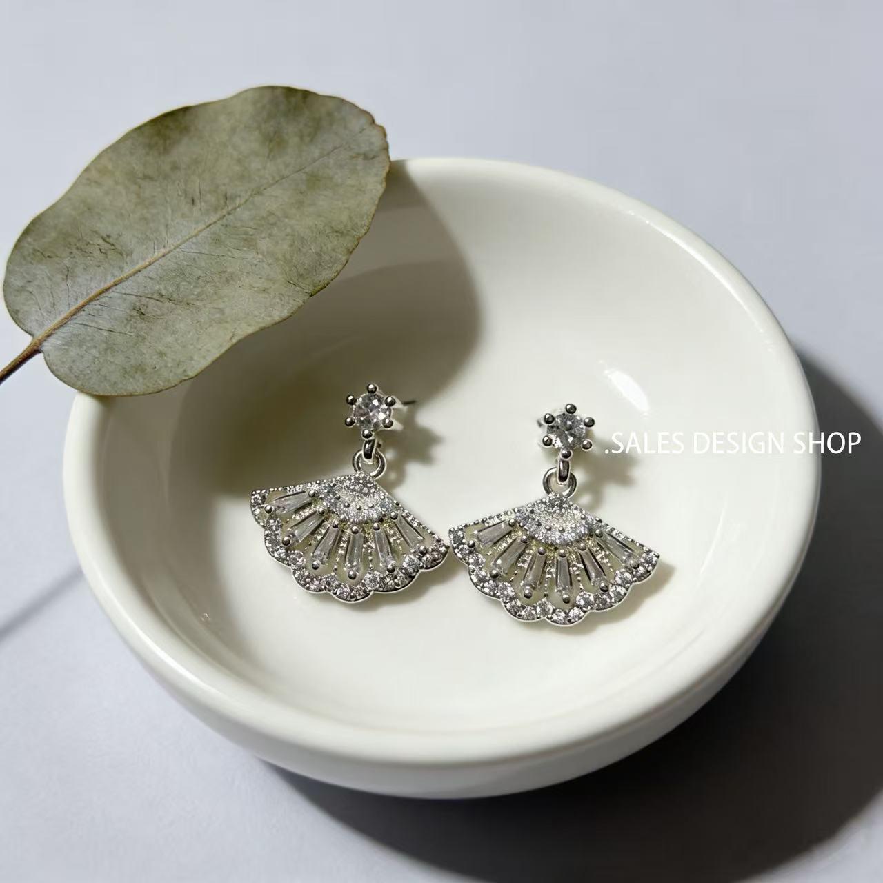 French Retro Zirconia Fan-Shaped Stud Earrings - Elegant Light Luxury Accessories for Women
