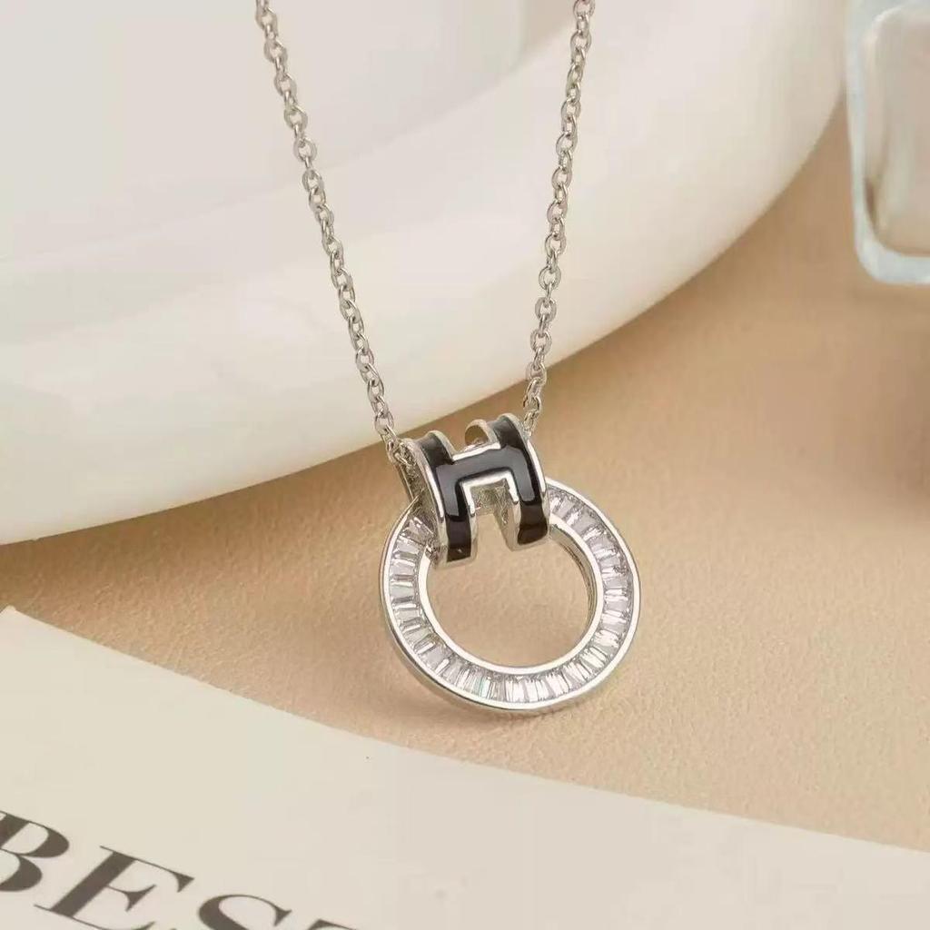 Vintage Titanium Steel Women's Pearl Pendant Necklace - Light Luxury Clavicle Chain