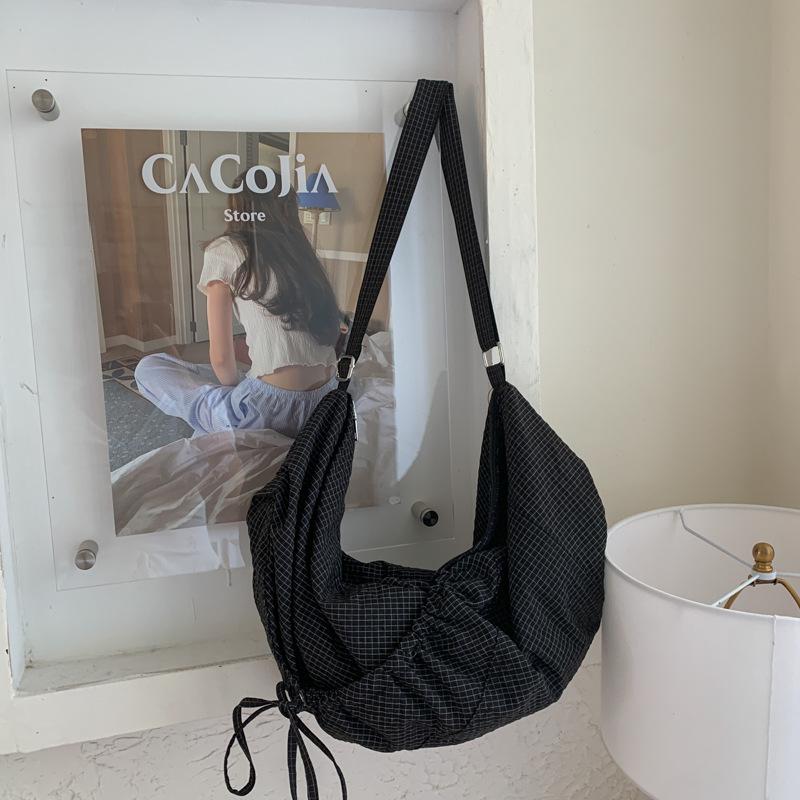 

Plaid bag women s large-capacity new autumn and winter niche one-shoulder messenger bag canvas commuter dumpling bag чёрный