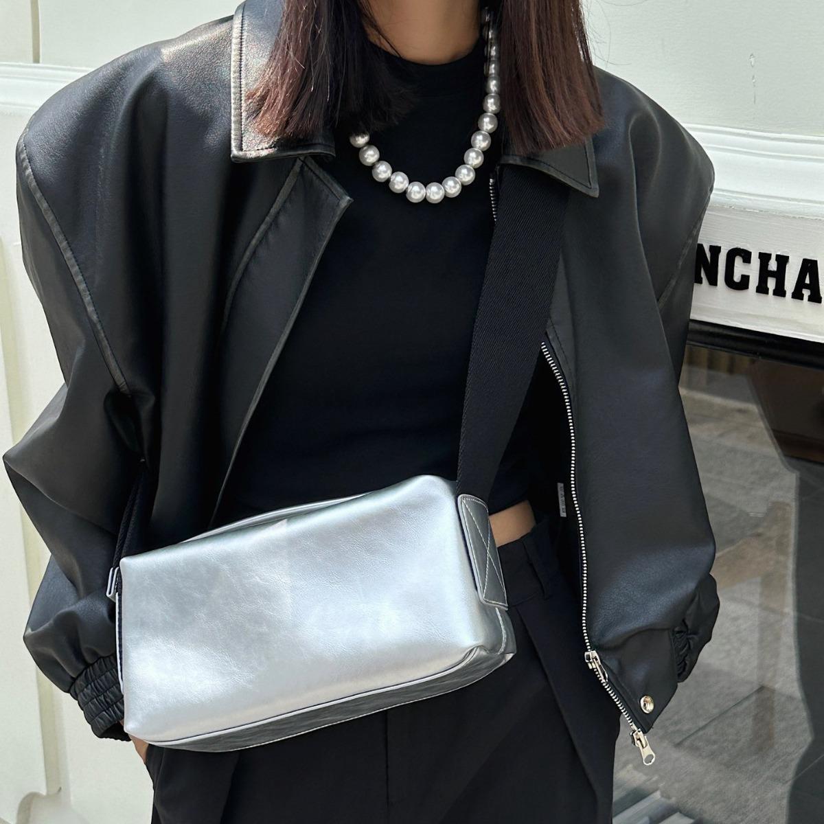 

Женская сумка из натуральной кожи, модная и универсальная, сумка-подушка, большая вместимость, сумка через плечо из коровьей кожи, маленькая квадратная сумка из мягкой кожи 26x7.5x13.5cm серебряный