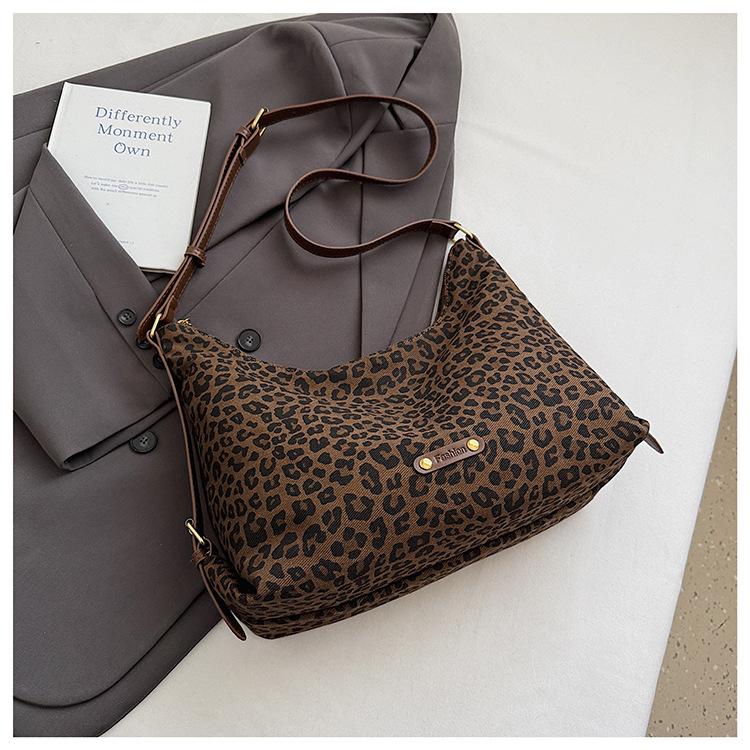 

Korean version of large-capacity simple tote bag women s 2025 new fashion retro shoulder messenger bag leopard print commuter bag цветной печати леопарда