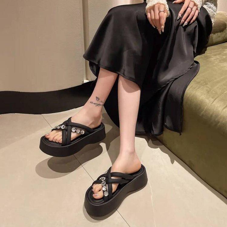 Beautiful temperament thick-soled cool slippers women's summer wear fashion and advanced sense 2025 new Xiaoxiangfeng going out beach shoes