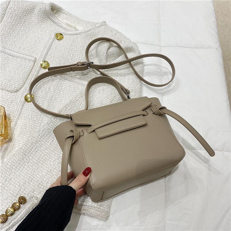 

Осень 2025 новые французские женские сумки, сумки модные и простые, в иностранном стиле, на одно плечо, ручные, с крыльями, большой вместимости, сумка-мессенджер