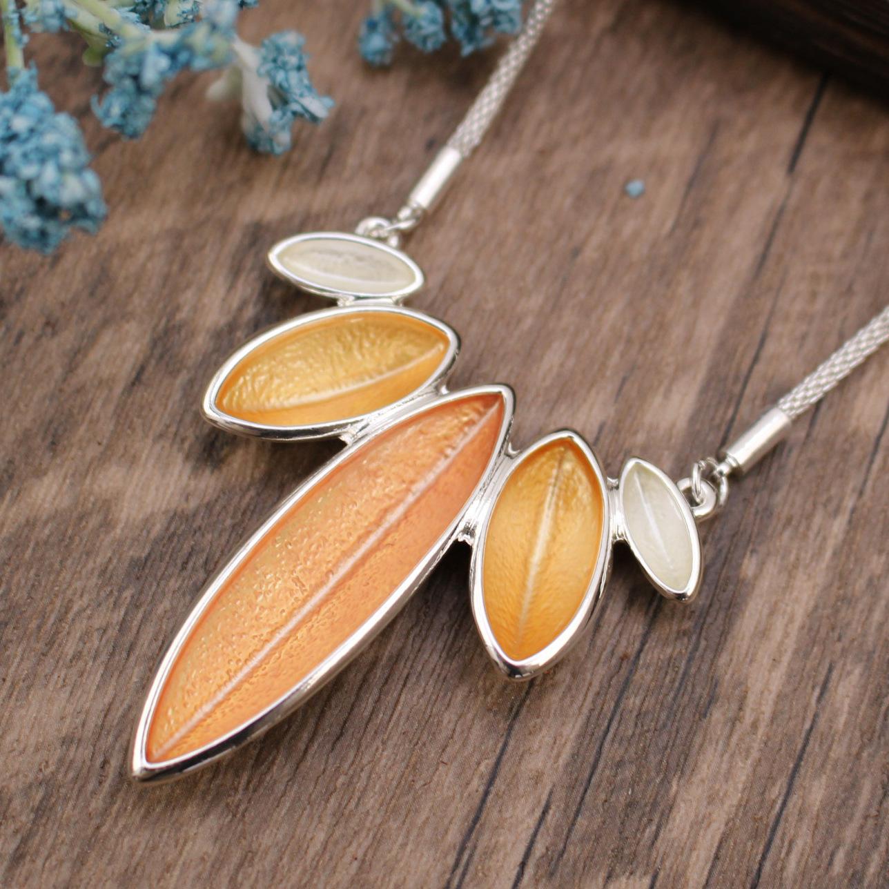 

New apricot-coated geometric horse eye petal pendant, fashionable and high-end women s street versatile necklace