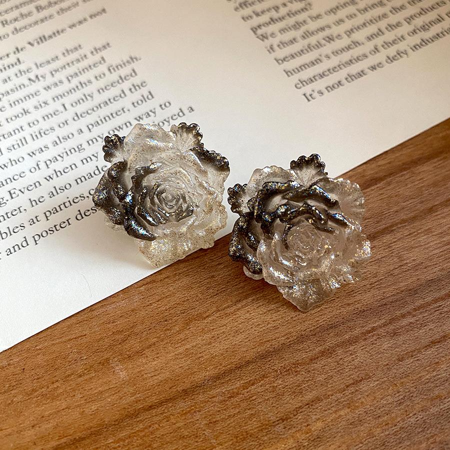 

Seaside vacation wind silver needle resin flower stud earrings Mori sweet small fresh earrings niche high-end earrings women