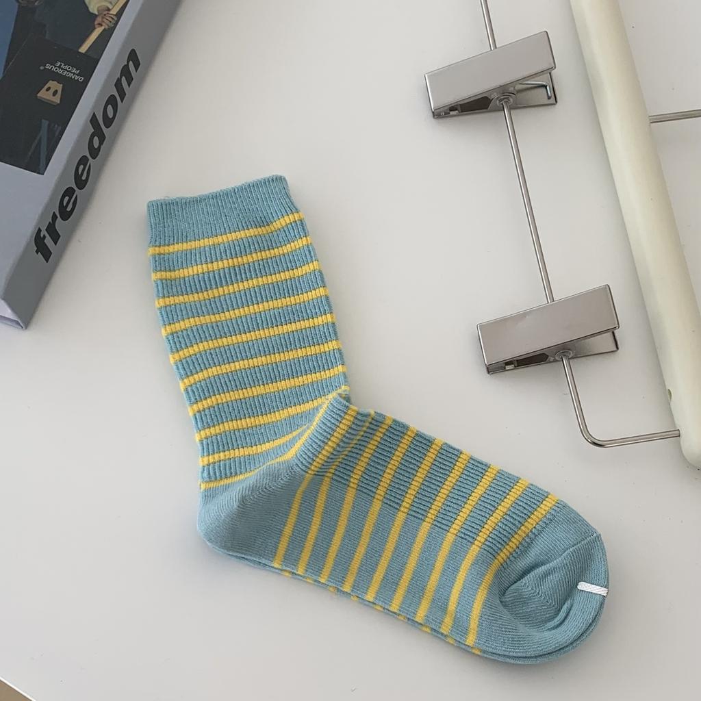 Socken Damen Mittelsaison Strümpfe Trendige Socken Grau College-Stil Strümpfe Vielseitige Gestreifte Stapelbare Socken