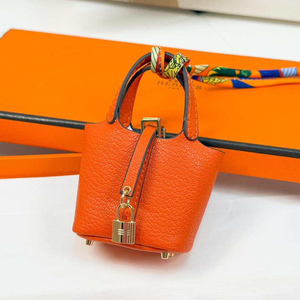 Neuer Mode-Taschenanhänger, hochwertiger Leder-Autoschlüsselanhänger, niedliche kreative Kopfhörertasche, Schmuck für Damenhandtaschen.