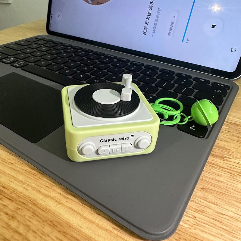 Creative Cute Classic Retro Phonograph Music Box Keychain Children Mini Recordable Jukebox Pendant Couple Confession Toys Gift