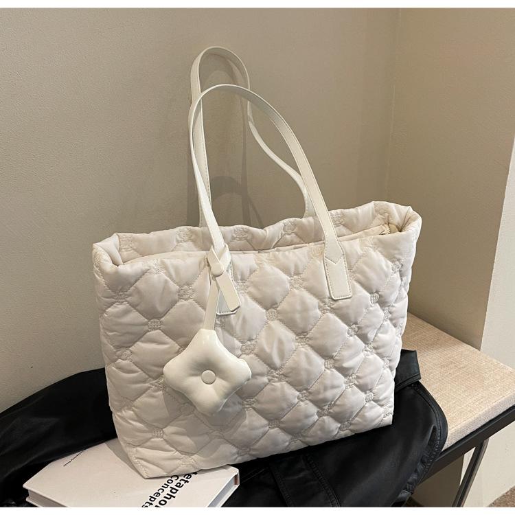 

Light cotton clothes bag women s 2025 new large-capacity commuter shoulder armpit bag fashionable versatile diamond tote bag