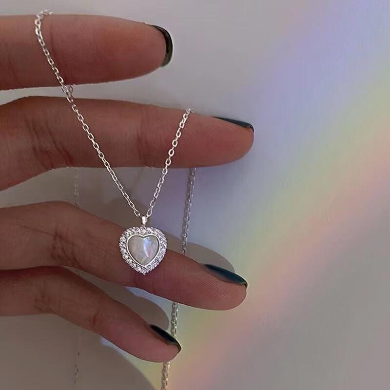 Wind fashion flash diamond opal love pendant necklace, niche short love collarbone chain for women
